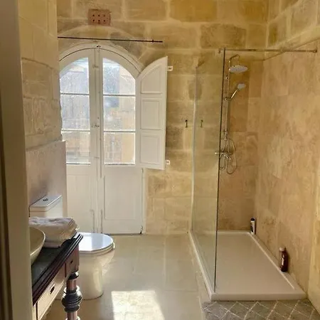 Unique Farmhouse-4 Double Bedroom, Quiet W/views