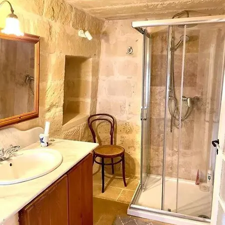 Unique Farmhouse-4 Double Bedroom, Quiet W/views Villa *