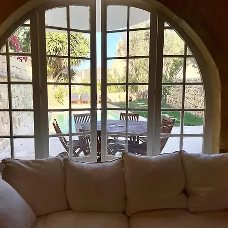 Unique Farmhouse-4 Double Bedroom, Quiet W/views