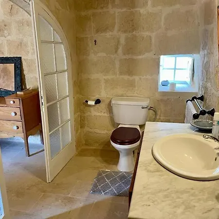 Unique Farmhouse-4 Double Bedroom, Quiet W/views *