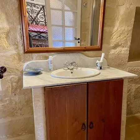 Unique Farmhouse-4 Double Bedroom, Quiet W/views