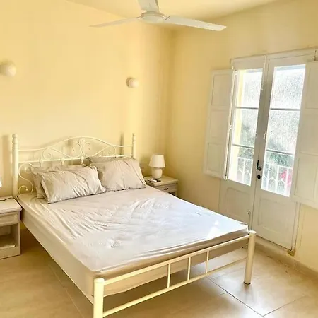 Unique Farmhouse-4 Double Bedroom, Quiet W/views Villa *