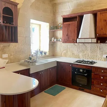Unique Farmhouse-4 Double Bedroom, Quiet W/views *
